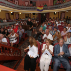 Los familiares, sentados en primera fila, observan la entrada de los restos de los fusilados. BARREDO
