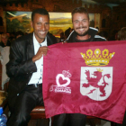 El atleta leonés Fran Fueyo, a la derecha, junto a Gebremariam, el ganador del maratón de Nueva York que apadrinó la Ethiotrail.