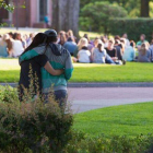 Estudiantes de la universidad de Seattle, congregados en el césped tras el tiroteo mortal.