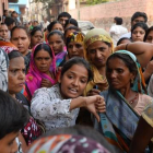 Mujeres indias protestan ante la casa de la familia de una de las menores violadas, en Nueva Deli, este sábado.