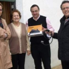 El alcalde junto a Alfredo Vilaverde y Fina Rodríguez entregan un descodificador a una vecina.