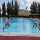 Niños se bañan en una piscina municipal. DL
