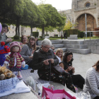 Un grupo de mujeres en el anfiteatro de la plaza de San Marcos teje para reivindicar esta actividad, ayer en León. JESÚS F. SALVADORES