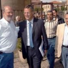 El ministro de Trabajo, Jesús Caldera -segundo por la izquierda- ayer, durante su visita a Salamanca