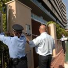 El responsable de Urbanismo, Rafael Duarte, precinta el hotel acompañado de dos policías urbanos