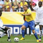 El brasileño Ronaldo lucha por el balón con los jugadores de Ghana Sulley Muntari y John Mensah