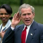 Fotografía de archivo del presidente Bush seguido de Rice, su consejera de Seguridad