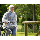 El impermeable, pensado para el ciclista y el caminante, es biodegradable.
