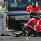 La anciana recibe la extremaunción a la vista de su gravedad
