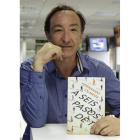 El periodista y escritor Fernando Olmeda posa junto a su nueva novela, ‘A seis metros de tí’