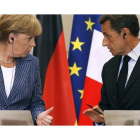 Sarkozy y Merkel hablan durante un encuentro en París, el pasado agosto.
