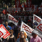 La manifestación transcurrió por las calles céntricas de León en un día soleado.