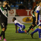 El jugador de la Ponferradina Jebor se queda tendido de rodillas en el césped de El Toralín tras consumarse la derrota. L. DE LA MATA