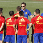El nuevo seleccionador nacional de fútbol, Julen Lopategui, conversa con los jugadores de la Roja en su primer entrenamiento en la Ciudad del Fútbol de Las Rozas. J. LÓPEZ
