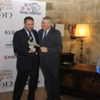 El presidente del Ademar con el presidente de la Asobal, Javier Zuriarrain, en la recepción oficial.