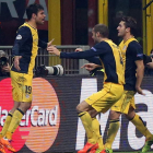 Los jugadores del Atlético de Madrid felicitan a Diego Costa tras marcar el gol de la victoria rojiblanca ante el Milan.