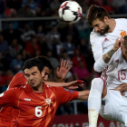 Piqué y Ramos suben a rematar una jugada de estrategia en el Macedonia-España de este domingo en Skopj
