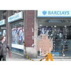 Una oficina de Barclays precintada por la policía, ayer.
