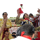 Los diestros David Mora y Fandiño salen a hombros de la Plaza de Toros de Pamplona.