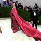 La cantante española Rosalía llevó un conjunto rojo con flecos inspirado en el mantón de Manila. EFE
