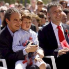 Zapatero se fotografía con un niño en presencia del primer ministro de Noruega, Jens Stoltenberg