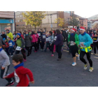 La carrera, a su paso por la plaza de la Constitución de La Robla.