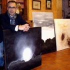 El artista leonés Pedro Tapia Arteaga posa con sus obras