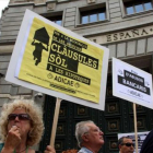 Protesta contra las cláusulas suelo ante la sede del Banco de España en Barcelona, en junio del 2015
