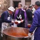 El reparto del potaje es uno de los actos exclusivos de la Semana Santa bañezana