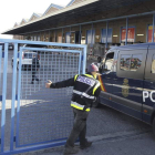 La Policía Nacional, durante un registro en un polígono industrial. FERNANDO ALVARADO