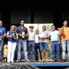 Los premiados por el sindicato, con los responsables de éste y el alcalde de La Bañeza. MARCIANO PÉREZ