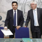 Juan Carlos Morán y José Ángel Hermida durante la firma del convenio para crear la cátedra.