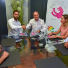 Firma del convenio de colaboración para impulsar el proyecto ciclista y solidario. DL