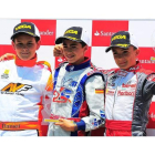 David Vidales, en el centro, con el trofeo que le acredita como ganador del Gran Premio de Campillos.
