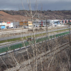 Imagen de archivo del polígono, con las vías del tren y la A-6 en primer término. ANA F. BARREDO