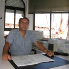 Andrés Franco Sutil, posa en las oficinas de la secretaría del Ayuntamiento de Cebrones del Río