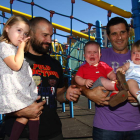 Martínez y Castresana junto a tres niños que forman parte del Calendario Solidario 2011, ayer en el parque.