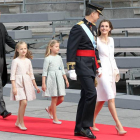 Felipe VI y Leitizia con sus hijas y el preisdente del Gobierno tras la proclamación del nuevo rey