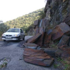 La carretera está muy mal y cuenta con desprendimientos.