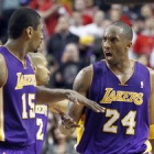 Bryant (derecha) y Artest, durante el partido de los Lakers ante los Trail Blazers de Portland.