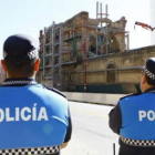 La destrucción de la torre de Araú obligó a cortar el tráfico de Párroco Pablo Díez en la noche.