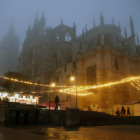 La niebla asoma entre las luces navideñas en León. PEIO GARCÍA