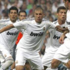 Cristiano Ronald y Benzemá, en acción junto a otros compañeros.