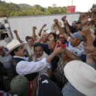 El presidente depuesto, Manuel Zelaya, saluda a sus seguidores en la frontera.