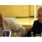 El escritor y académico leonés Luis Mateo Díez acompañó a Antonio Gamoneda en la presentación de sus