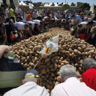 UPA y Coag regalan 10.000 kilos de patatas en la puerta de Carrefour en Ávila.