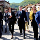 El alcalde de Posada junto a los consejeros de Asturias y Castilla y León, la representante del Gobierno de  Cantabria y el director de Parques Nacionales, ayer en Posada de Valdeón.