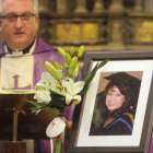 Una foto de Denise presidió la misa en Santiago.