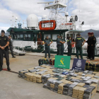 Agentes de la Guardia Civil charlan junto al cargamento requisado en el ‘Pandora Lys’.