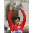 Contador levanta el trofeo de la Vuelta España.